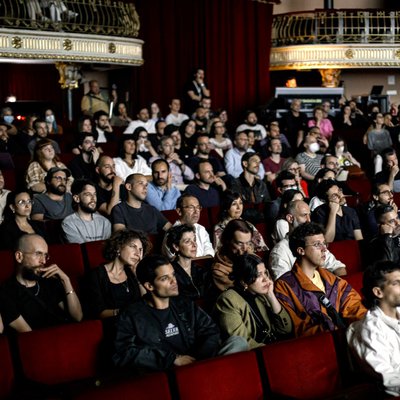 Frente e Verso: o humor e a tecnologia unem-se em palco no Theatro Circo 